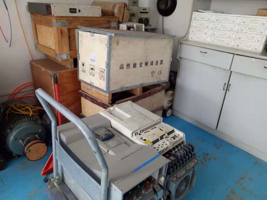 測試盒是自己開發的，用它干什么？ 英國Gsi公司的cw600激光電源，在上一代激光雕刻設備中多有應用，現在任然在生產制造商發揮作重要作用。Cw600的控制器是cw200，由于牽涉到很多外部檢測，維修現場是無法帶載測試的，這個控制盒就是針對激光電源維修二開發的。 Gsi cw600電源輸出最大可達18-22a，一般雕刻時用十幾個安培，由于啟動時燈管超高阻抗，必須提升電壓才能點亮燈管，這個提升高壓達1000v左右，測試盒可以在電源電壓提升了接通假負載，5kw的假負載，可將輸出電流提高到9.5a左右。可以說，如果過得了測試，電源維修成功率可高達95%以上，是維修這個電源的法寶。